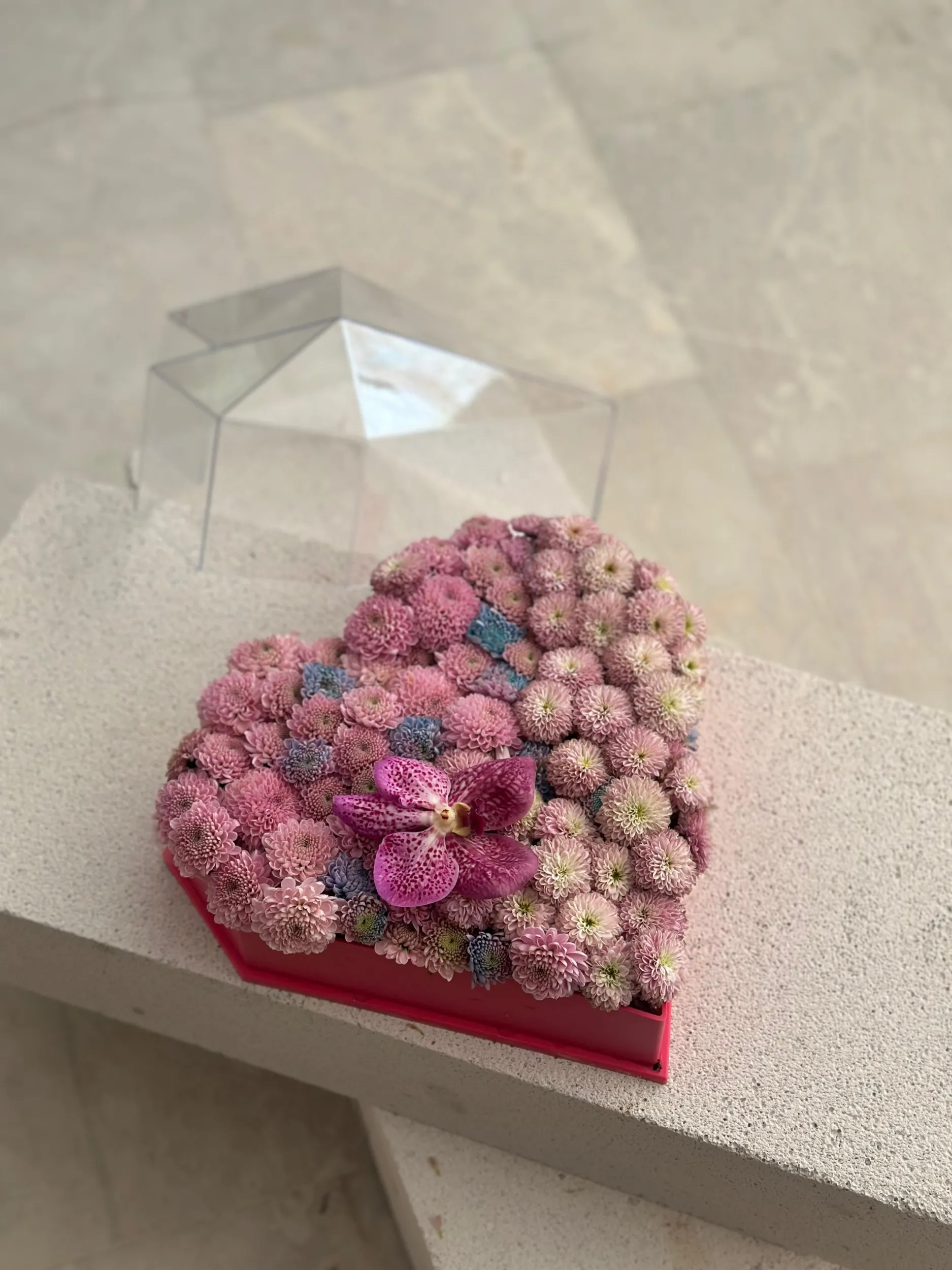 Lüks güller, zambaklar, orkideler, laleler ve daha birçok çeşitten oluşan geniş bir seçkiyi kapsayan çiçek hediyelerimiz, ne kadar önemsediğinizi göstermenin mükemmel yoludur.