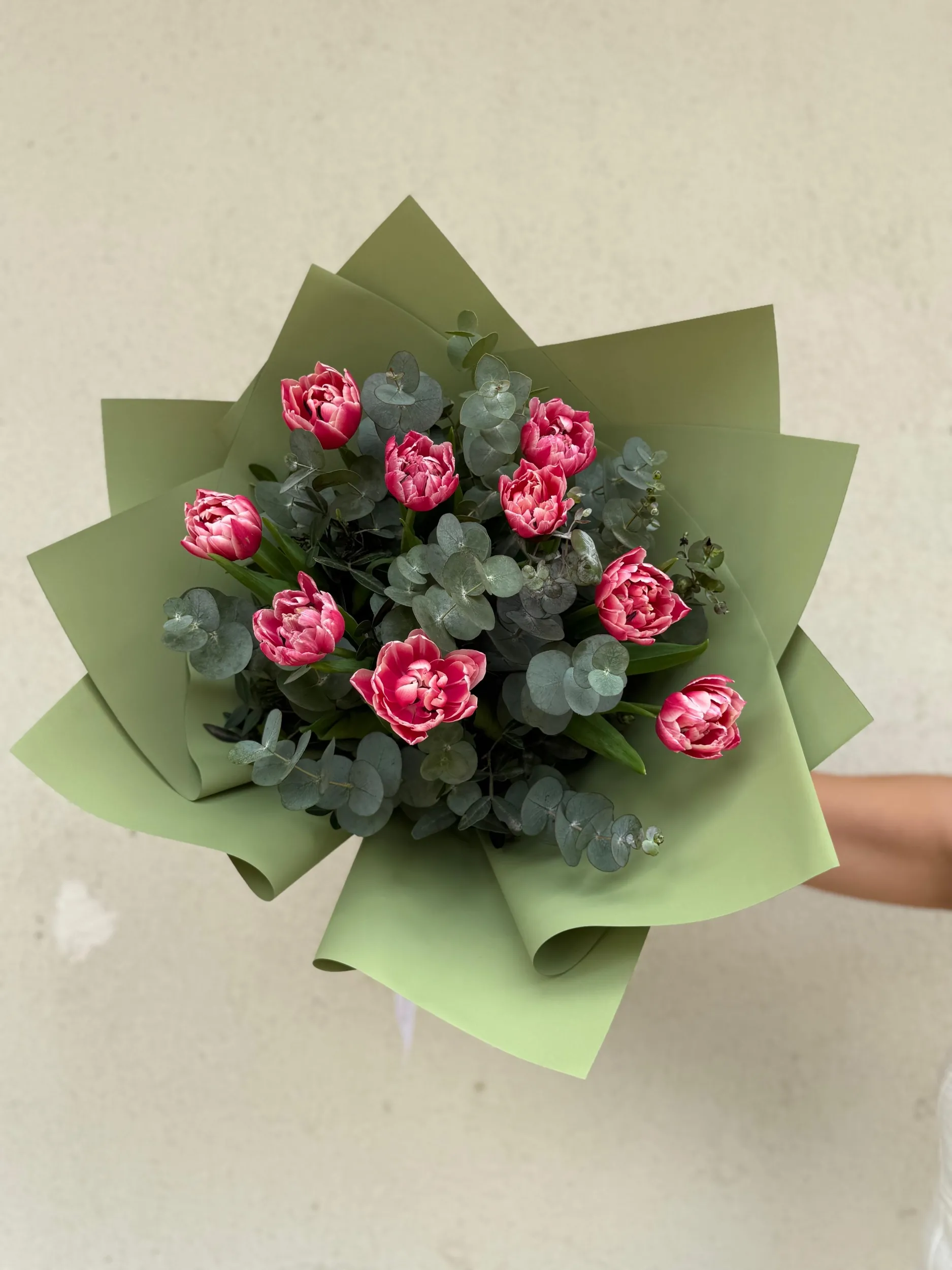 Lüks güller, zambaklar, orkideler, laleler ve daha birçok çeşitten oluşan geniş bir seçkiyi kapsayan çiçek hediyelerimiz, ne kadar önemsediğinizi göstermenin mükemmel yoludur.