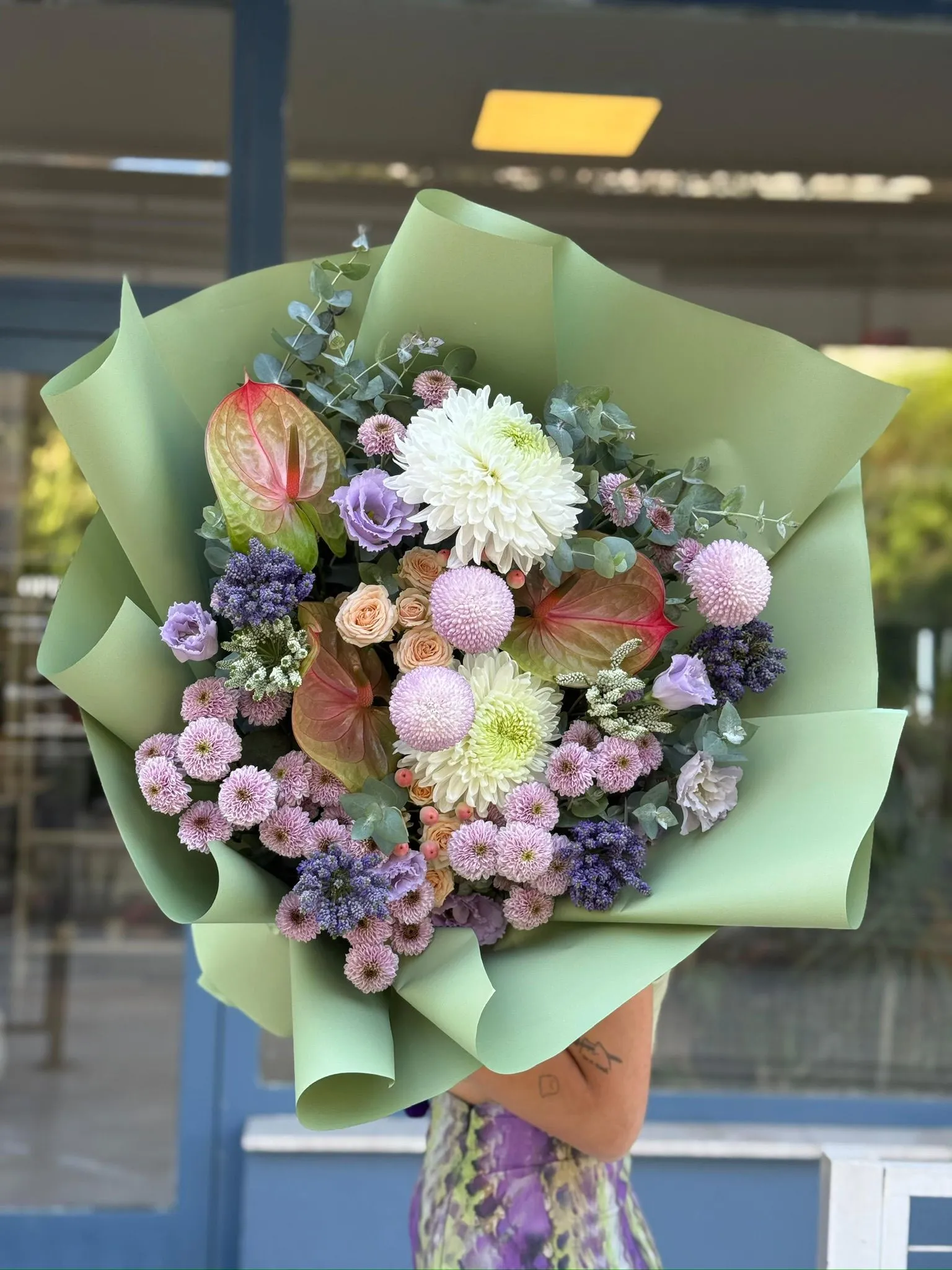 Lüks güller, zambaklar, orkideler, laleler ve daha birçok çeşitten oluşan geniş bir seçkiyi kapsayan çiçek hediyelerimiz, ne kadar önemsediğinizi göstermenin mükemmel yoludur.