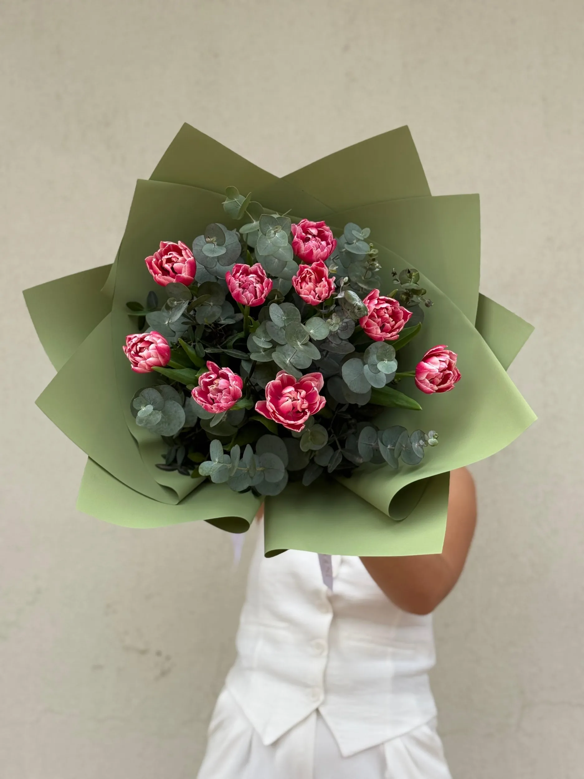 Lüks güller, zambaklar, orkideler, laleler ve daha birçok çeşitten oluşan geniş bir seçkiyi kapsayan çiçek hediyelerimiz, ne kadar önemsediğinizi göstermenin mükemmel yoludur.