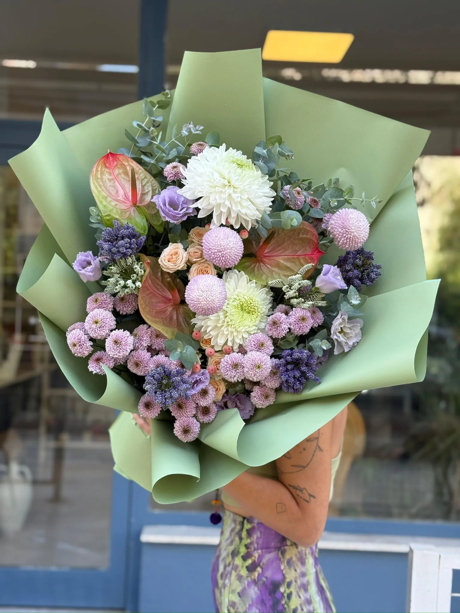 Lüks güller, zambaklar, orkideler, laleler ve daha birçok çeşitten oluşan geniş bir seçkiyi kapsayan çiçek hediyelerimiz, ne kadar önemsediğinizi göstermenin mükemmel yoludur.